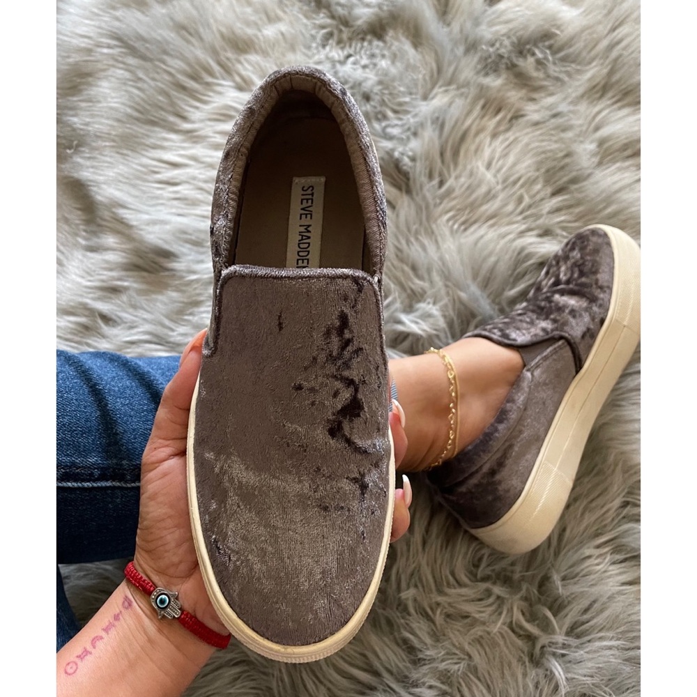 SOLD• Steve Madden